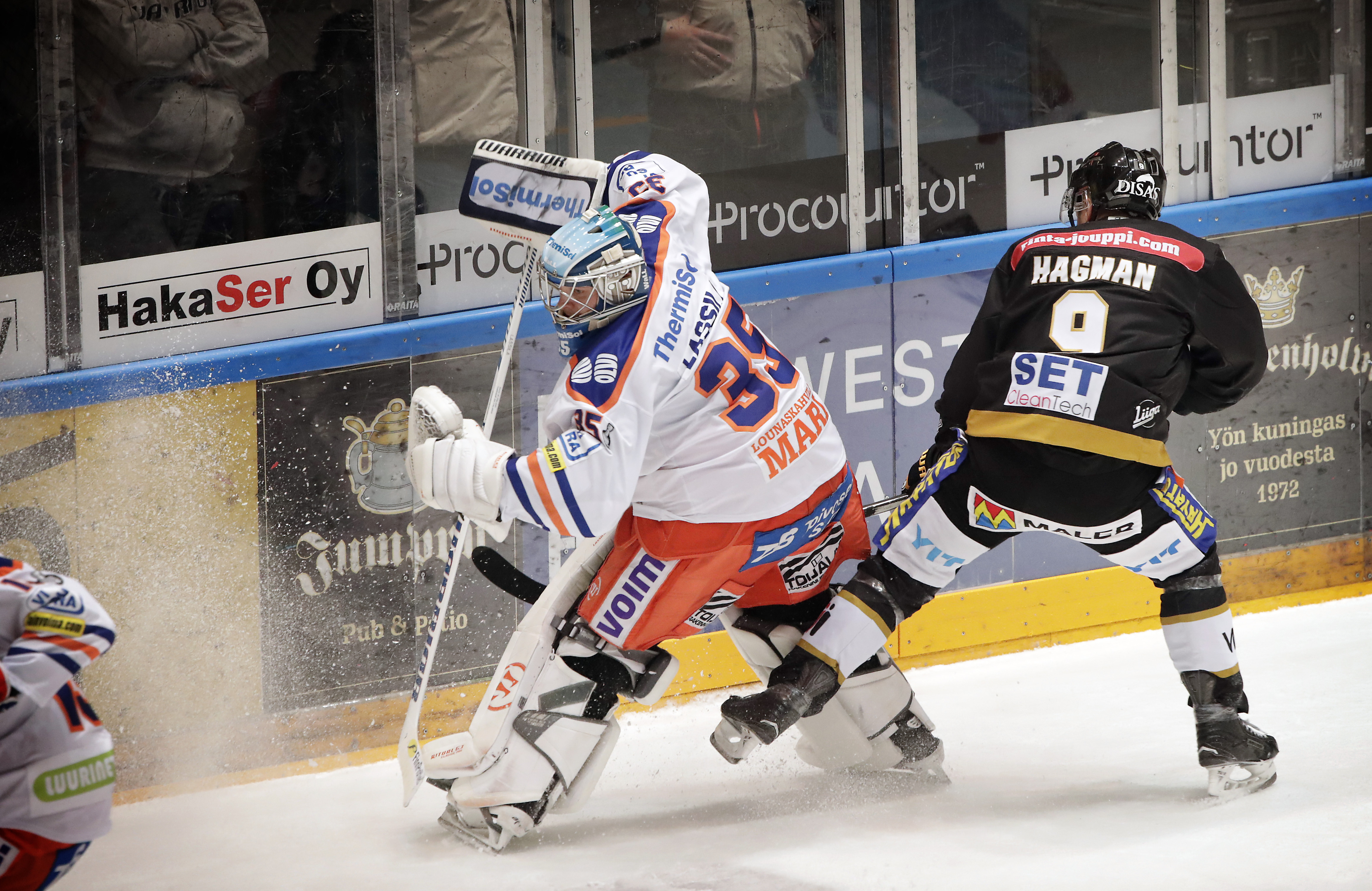 Niklas Hagman palasi kärppäpaitaan torstaina.