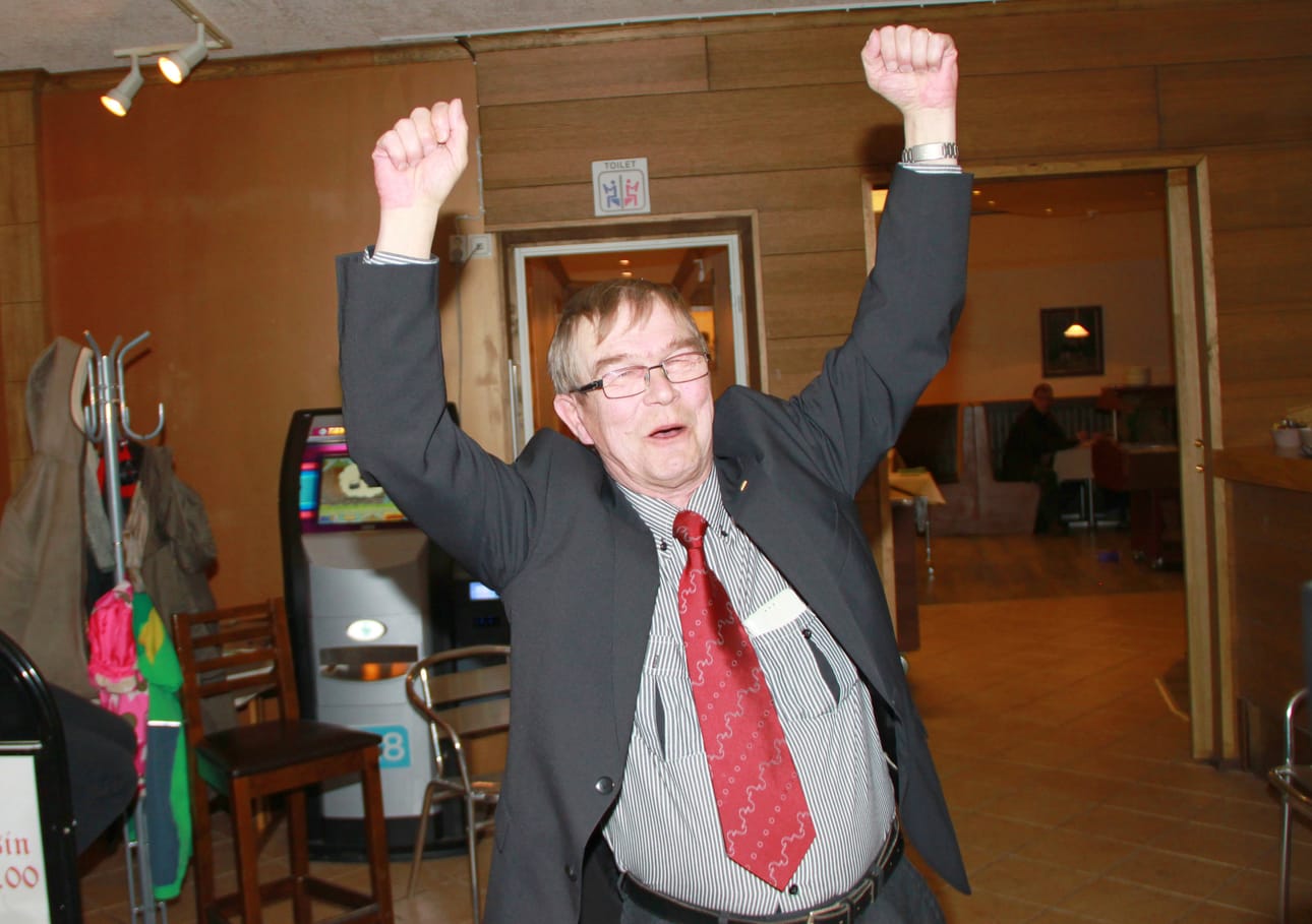 Niilo Keränen tuulettaa kansanedustajapaikan varmistuttua Jukolan Pirtissä myöhään sunnuntai-iltana.