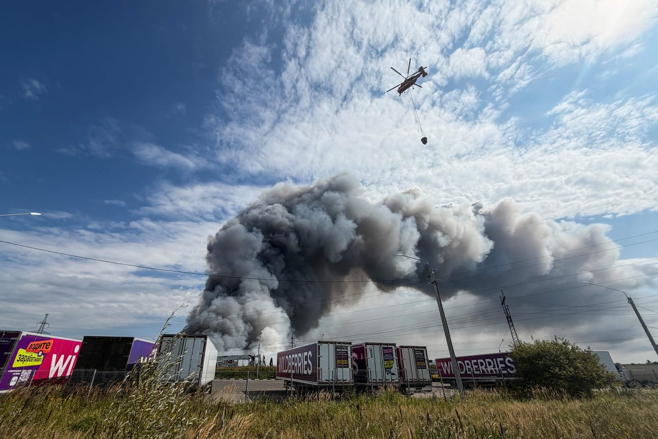 Ukraina on tehostanut iskujaan Venäjälle viime aikoina. Kuvassa helikopteri osallistuu sammutustöihin Moskovan ulkopuolella, kun Ukraina iski drooneilla verkkokauppa Wildberriesin varastoon 16. elokuuta.