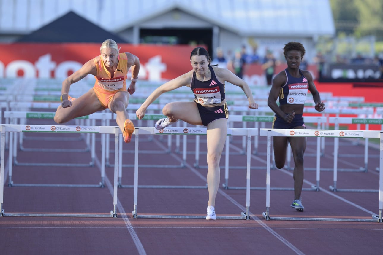 Suomen Reetta Hurske (kesk.), Australian Liz Clay (vas.) ja Jamaikan Crystal Morrison naisten 100 metrin aidoissa Kuortaneella. LEHTIKUVA / JUHA HARJU