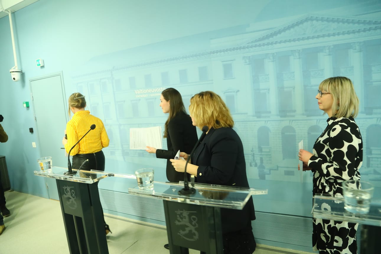 Hallitus kertoi neljän ministerin kokoonpanossa korona-valmisteluista eri tilaisuuksissa torstaina aikana. Mukana sosiaali- ja terveysministeri Aino-Kaisa Pekonen (oik.), perhe- ja peruspalveluministeri Krista Kiuru, pääministeri Sanna Marin ja valtiovarainministeri Katri Kulmuni.
