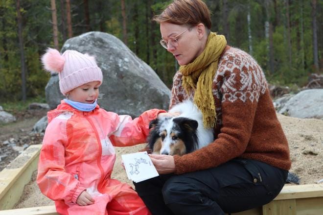 Vanessa Bartnevskyn kanssa Päivi Ahopelto ja Luca juttelivat ulkona, joten maskiakaan ei tarvittu. KUVAT: EEVA-LIISA KULJU
