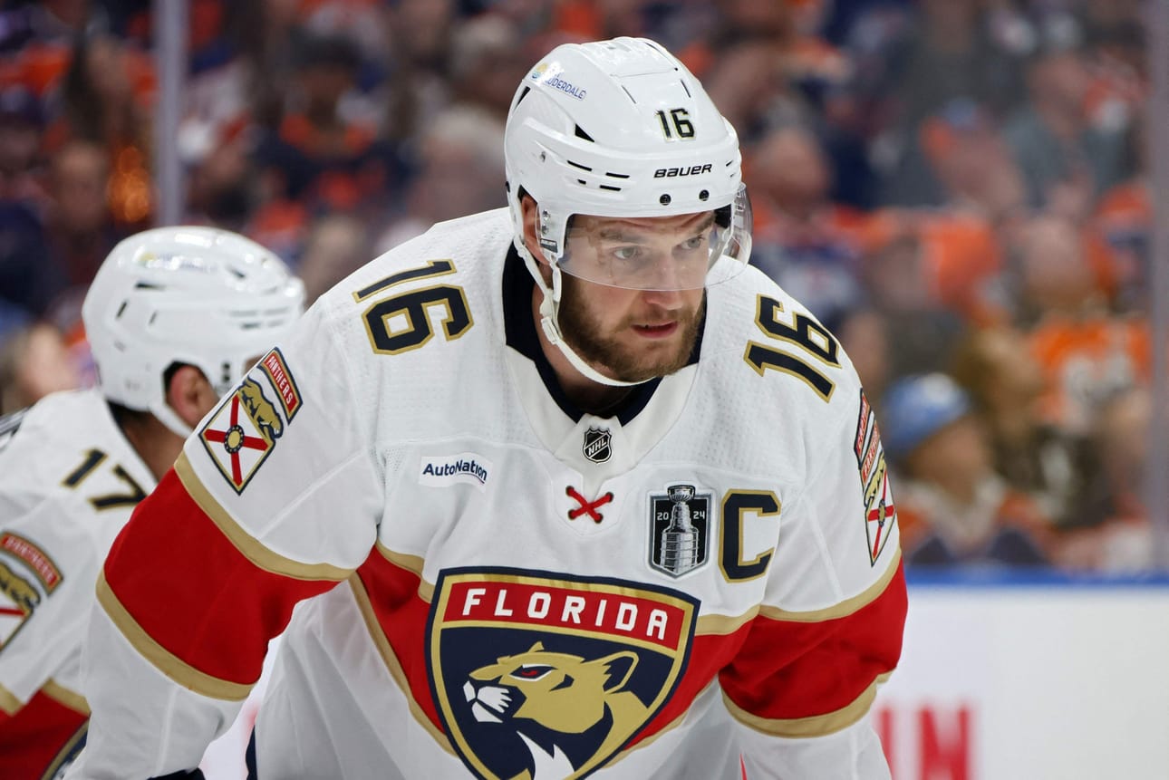 Panthersin kapteeni Aleksander Barkov pelitovereineen pyrkii pitämään ajatukset kurissa ja kontrollissa, kuuluisasti vaihto kerrallaan. LEHTIKUVA / AFP