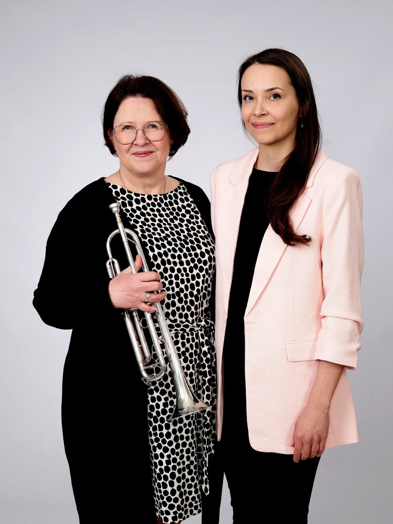 Tarja Viitanen soittaa konsertissa trumpettia ja Hanna Koljonen urkuja. Koljonen kuvaa kokoonpanoa kahden romantikon duoksi.