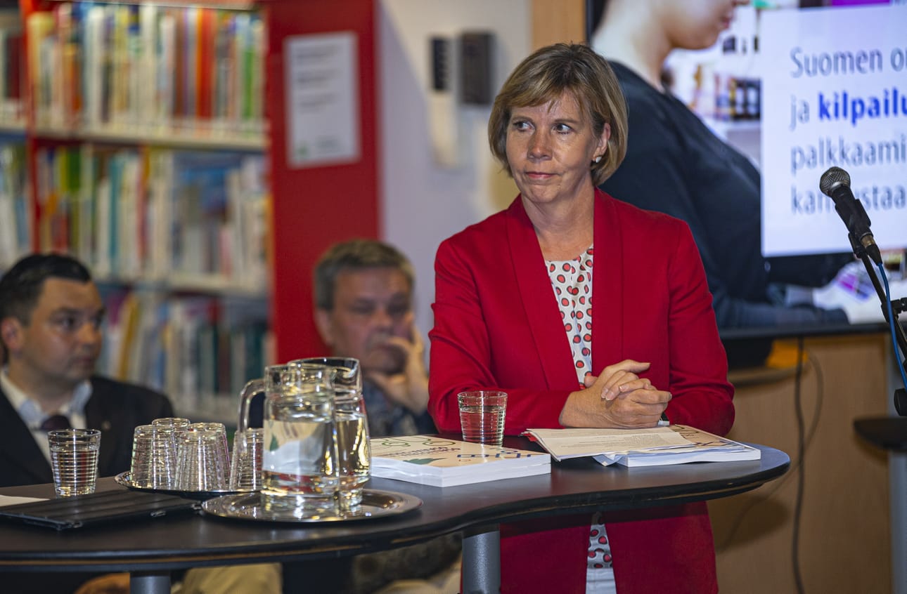 RKP:n Anna-Maja Henriksson hyrisee tyytyväisyyttä Pohjanmaan hyvinvointialueen vaalituloksesta. Takavasemmalla kovan kannatuksen kerännyt vaasalainen Joakim Strand. Arkistokuva.