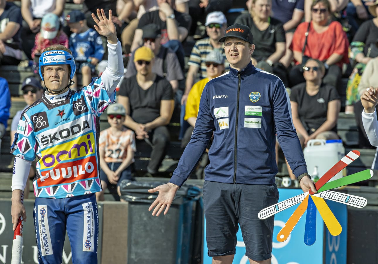 KeKi:n pelinjohtaja Teemu Körkkö (oik.) pettyi joukkueensa sarja-avaukseen Superpesiksessä. Vimpeli oli Sarkkirannassa tyly vieras.