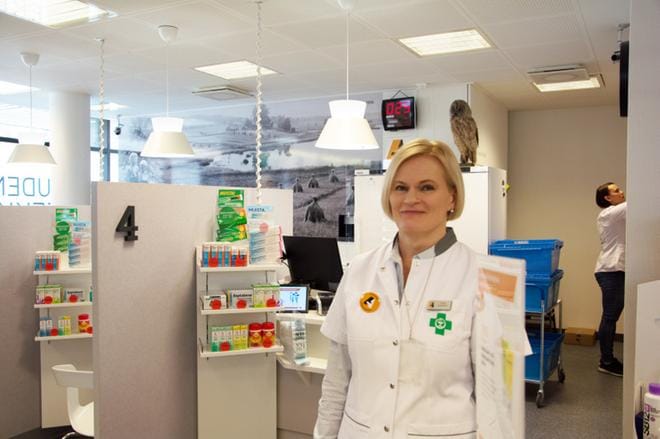 Alavuden apteekkari Sirkka Hirvonen kertoo, että kaikki apteekin työntekijät ovat toistaiseksi pysyneet terveinä. KUVA: KAROLIINA SYRJÄ