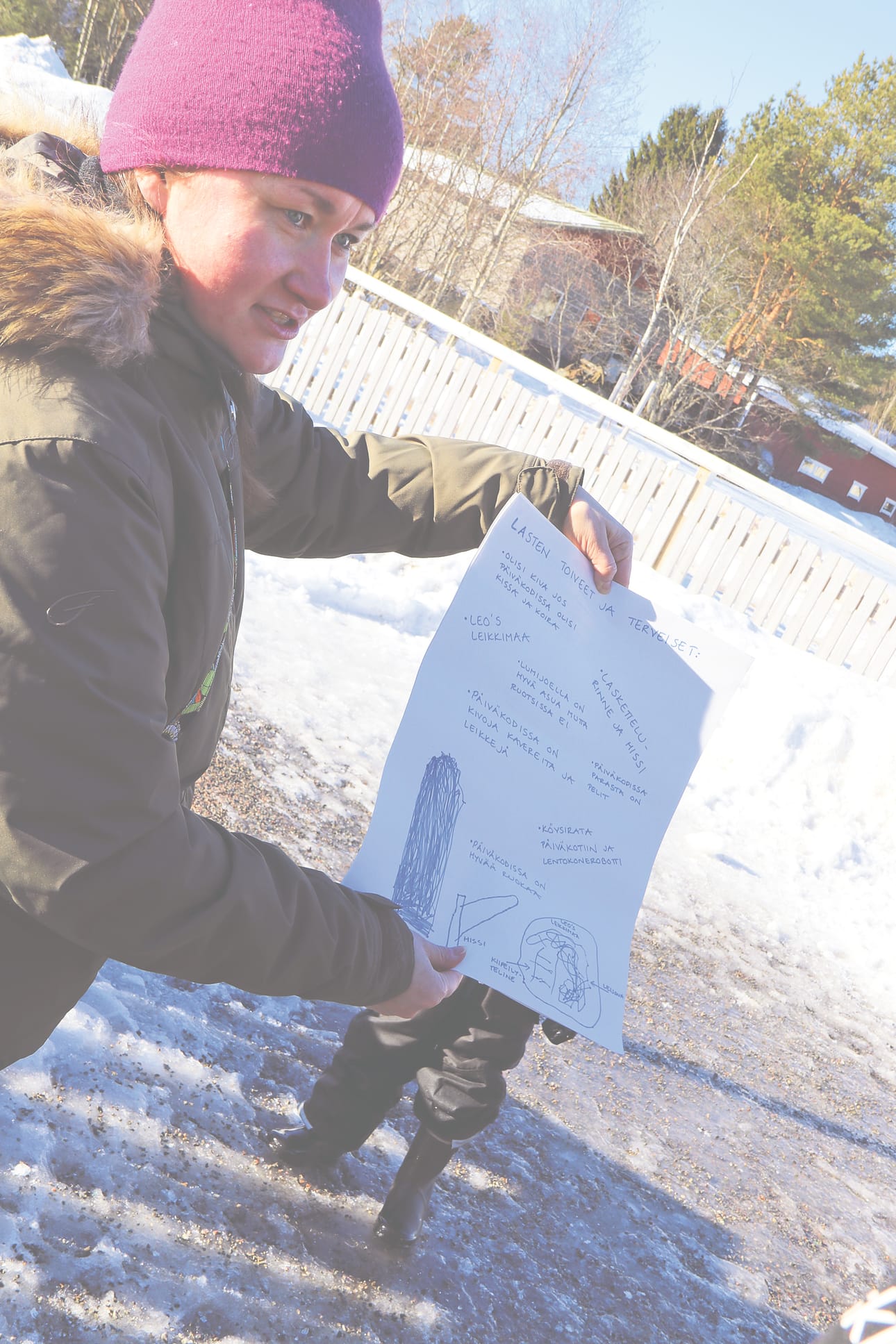 Lastentarhanopettaja Leena Kamula esitteli lasten tekemää toivelistaa piirustuksia ehdokailla. Nämä lupasivat viedä lasten esitykset kunnanvaltuuston seuraavaan kokoukseen käsiteltäväksi.