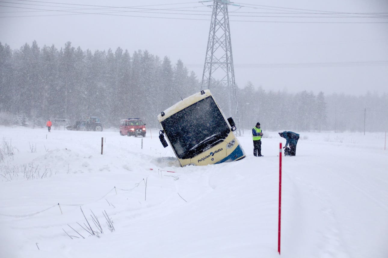 Linja-auto sukelsi ojaan Sammalkankaantiellä ihan Ruukin maaseutuopiston kohdalla.