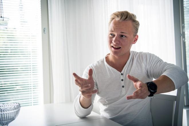 Osku Pienimäki sai idean varusmiehille kehitettävästä puhelinsovelluksesta. Sen avulla varusmies voisi esimerkiksi tarkistaa viikko-ohjelman. Kuva: Pienimaki Company