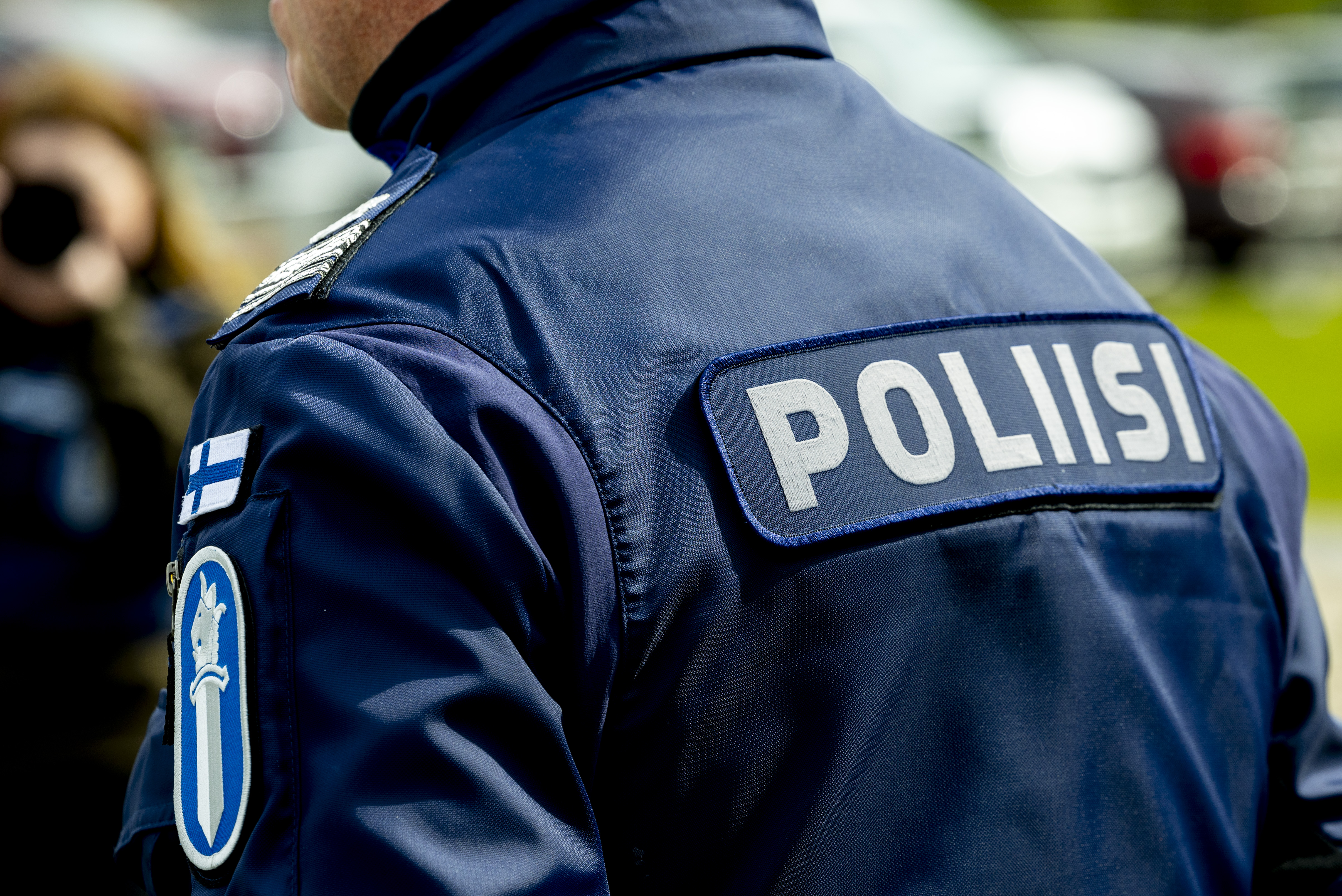 Pihapiirissä pakettiauton alle jäänyt lapsi loukkaantui vakavasti Perhossa