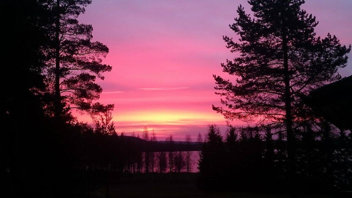 Tiistaiaamuna oli aivan mahtavat värit taivaalla! Kuvassa näkyy Korentojärvi.