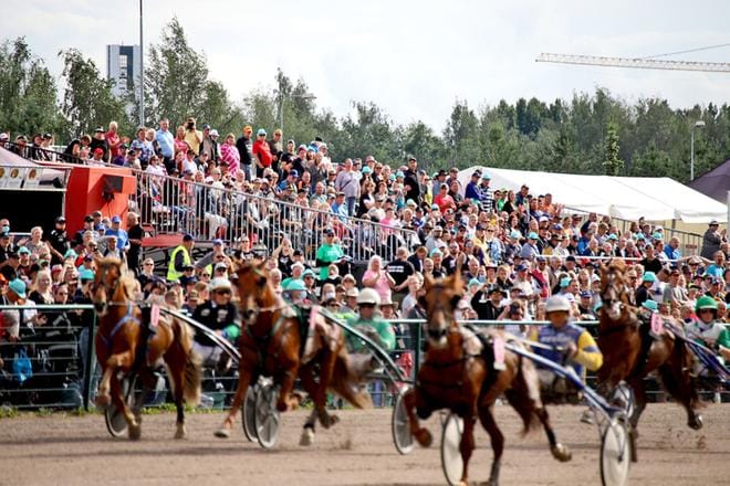 Kuninkuusravien päätöspäivä houkutteli paikalle vajaat 7 000 katsojaa. Kuva: Heikki Hakanen