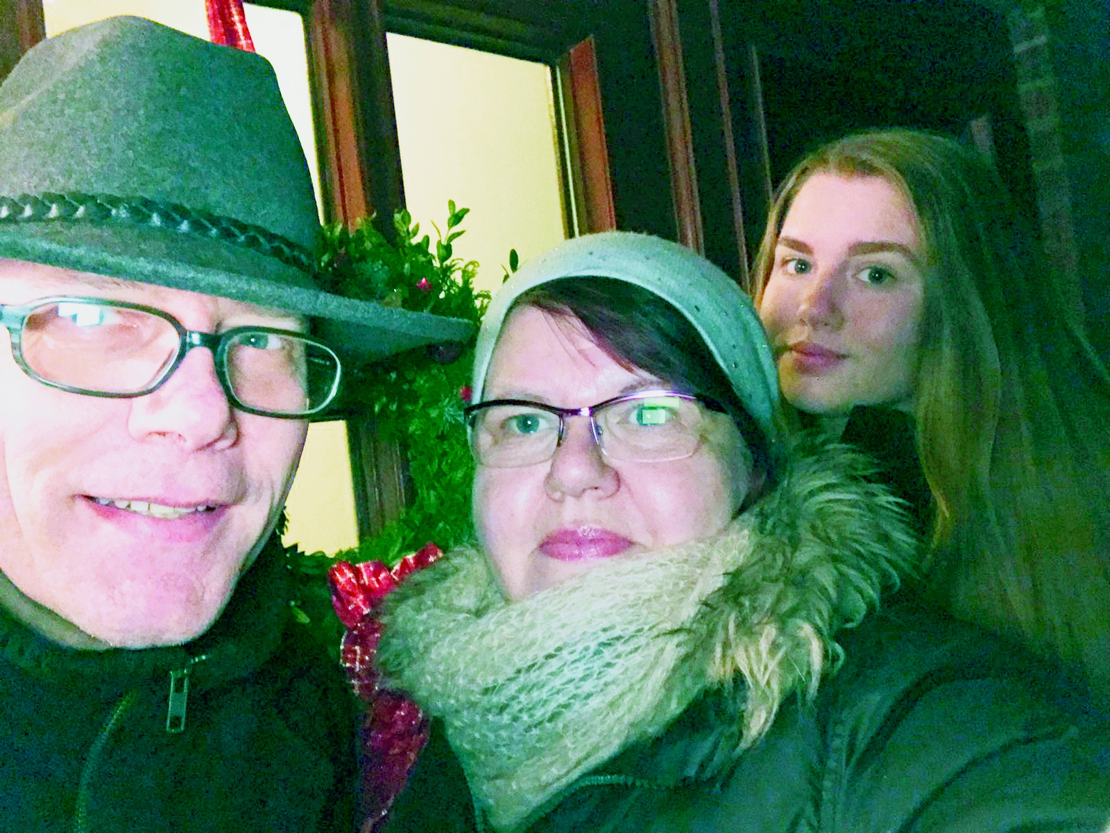 Merja Molander-Wichert lähdössä jouluiselle iltakävelylle yhdessä miehensä Bodon ja tyttärensä Nean kanssa. Perhe haluaa lähettää lämpimät jouluterveiset erityisesti Merjan äidille ja isälle Temmekselle sekä kaikille sukulaisille, tuttaville ja kylänväelle.