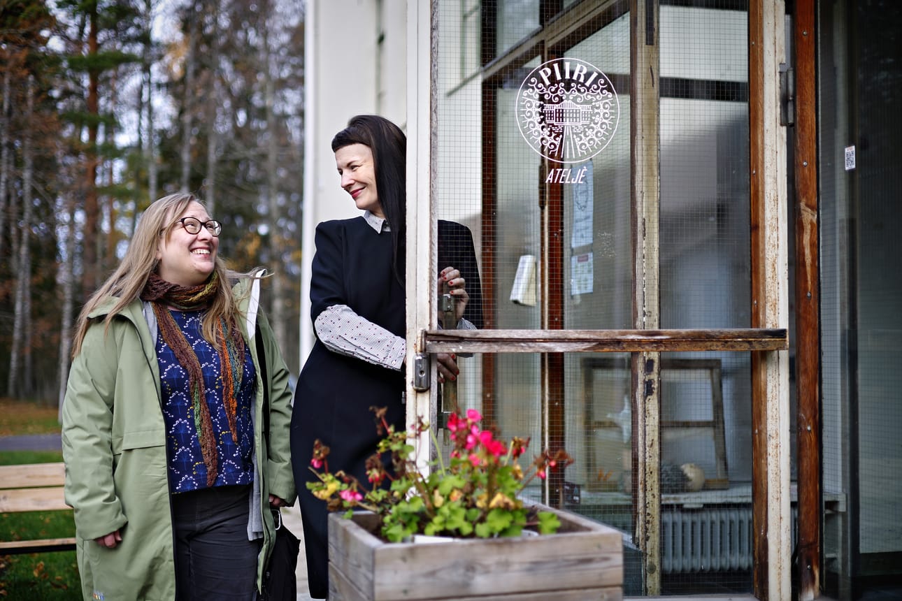 Minna Bengs ja Hilla Hautanen vastaavat taiteilijaresidenssin suunnittelusta.