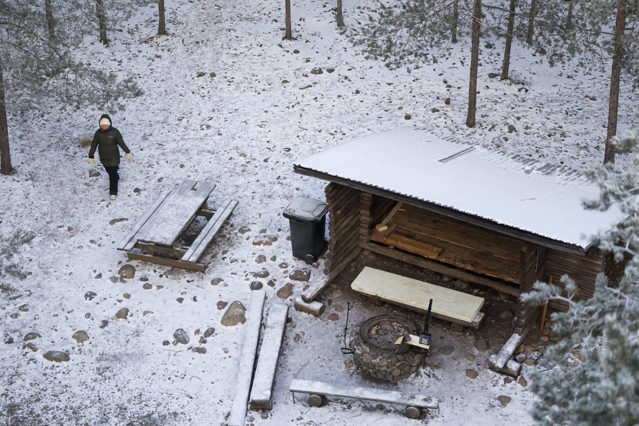 Haukiputaan ladun laavu tulipaikkoineen on aivan tornin juurella.