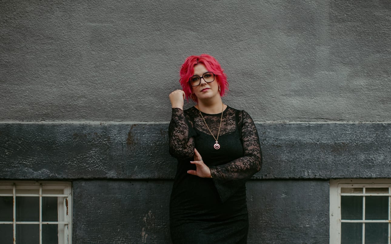 Oravaisissa asuva Pernilla Österberg tunnetaan kirjailijanimellä Nilla Kjellsdotter.