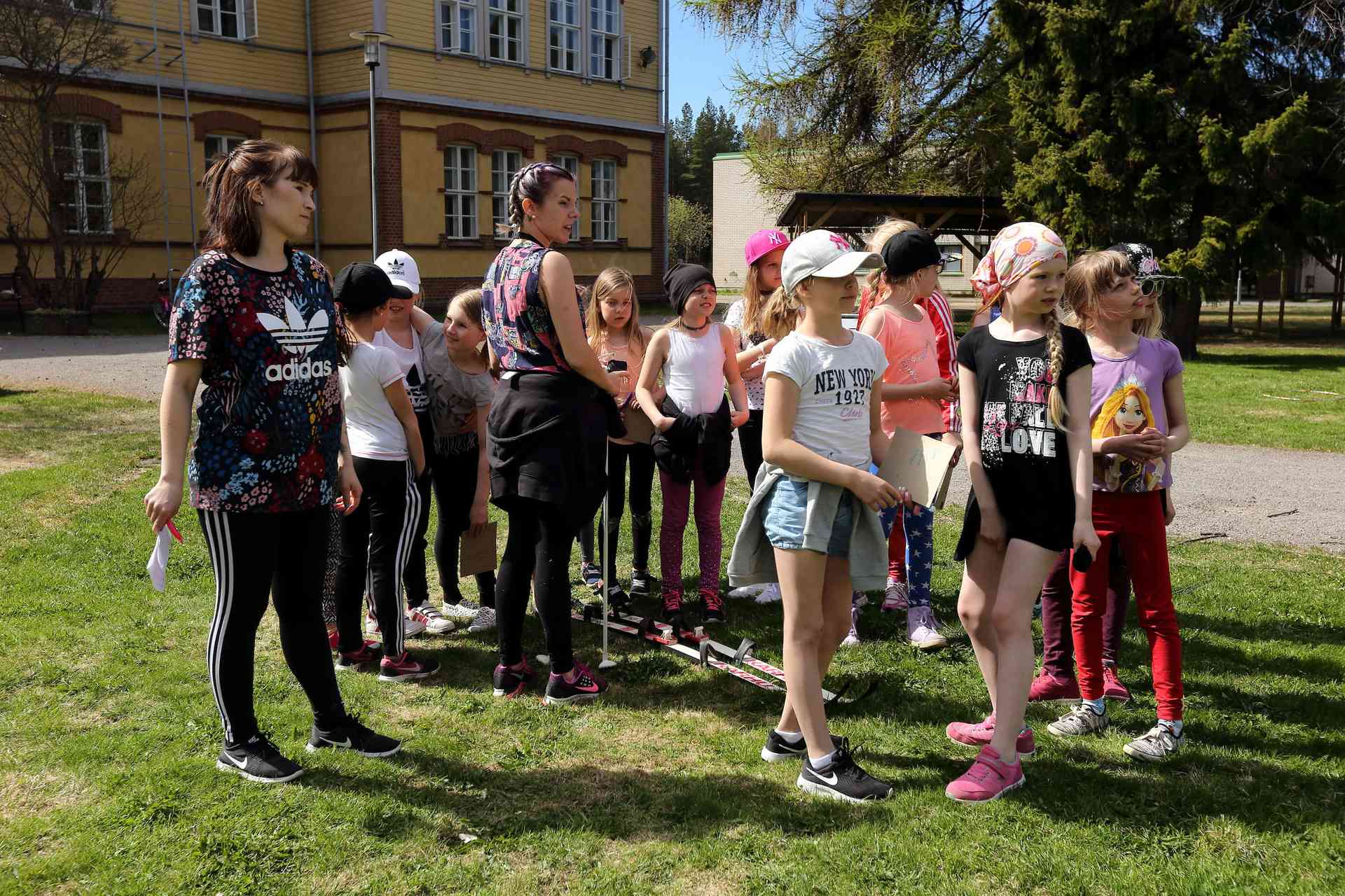 Kesän aikana tanssikoulu Funky Hallilla järjestetään touhuleirejä lapsille. Nuorille ja aikuisille on tarjolla vierailevien opettajien kursseja, joissa pääsee kokeilemaan harvinaisempiakin lajeja kuten twerkkausta ja lockingia.