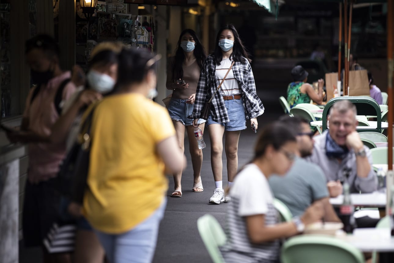 Los Angelesissa oli mahdollista tehdä ostoksia ja syödä ulkona markkinoilla keskiviikkona.