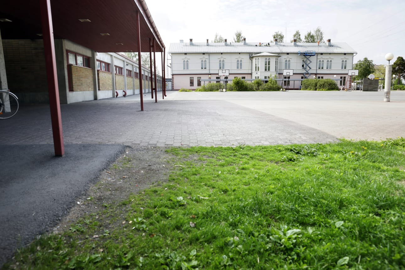 Jo aiemmin Leinonpuiston koulun kohtaloa selvittänyt työryhmä on tullut siihen tulokseen, että rakennus on niin huonossa kunnossa, ettei sitä kannata korjata. Koulussa on kärsitty pahoista sisäilmaongelmista. Taustalla näkyvä puurakennus on Tuiran alakoulu, joka käyttää osittain Leinonpuiston koulun tiloja.