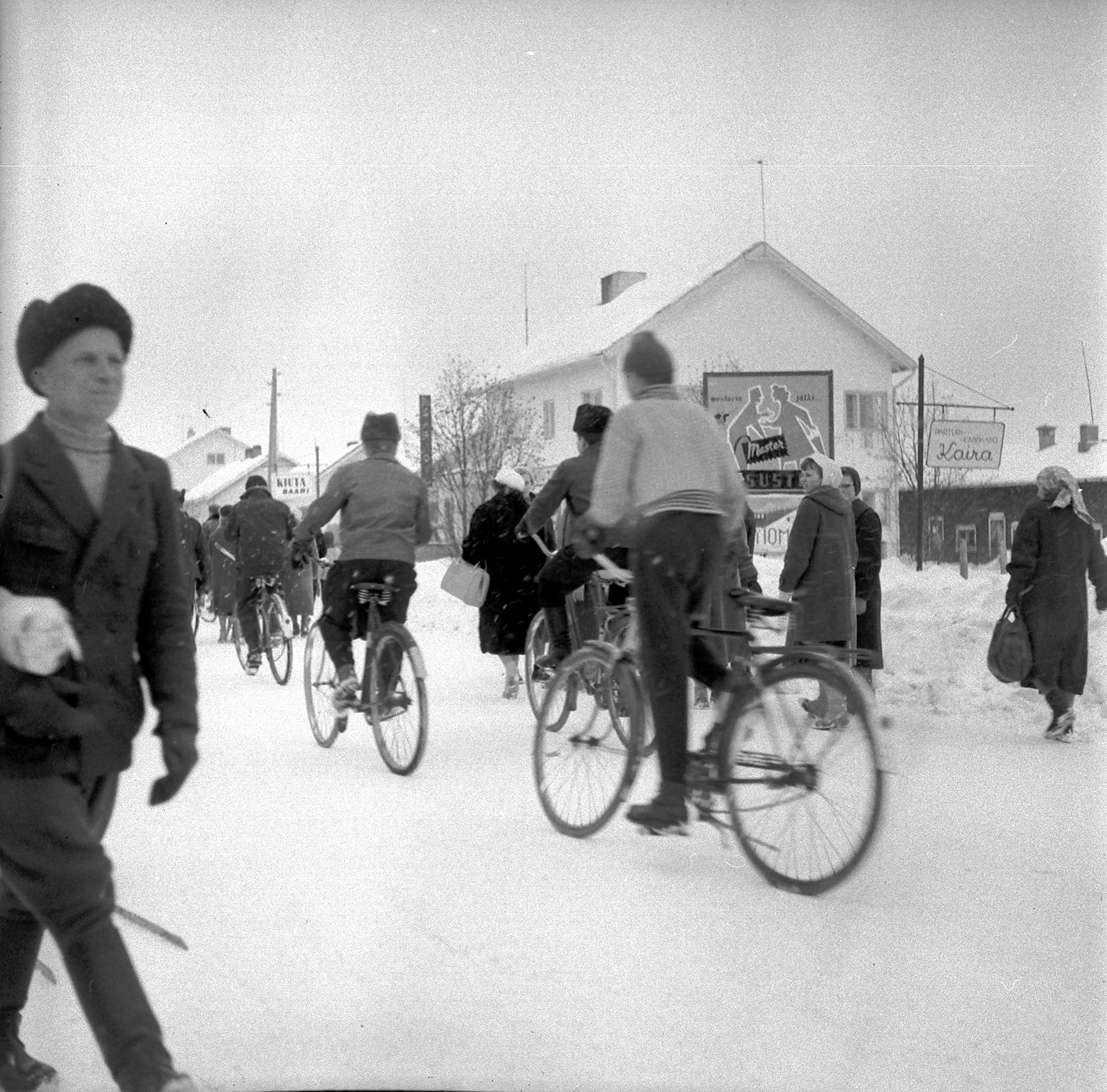 Innokkaimamt katsojat seutasivat abien kulkuetta polkupyörillä Nilon koululle ja taksin torille.