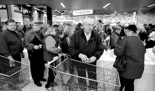 Kaivattuja kauppoja. Uuden Linnanmaan kauppakeskuksen lähellä Taskilassa asuva Valde Vaarala oli sitä meiltä, että uudet marketit ovat asiakkaiden kannalta ehdottomasti tarpeellisia.