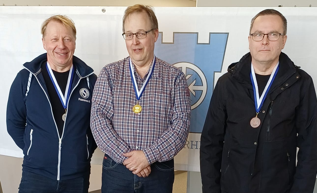 Ilmakivääri H60-sarjan mitalikolmikko: Kimmo Paananen, Heikki Tarkkanen ja Pentti Meri.