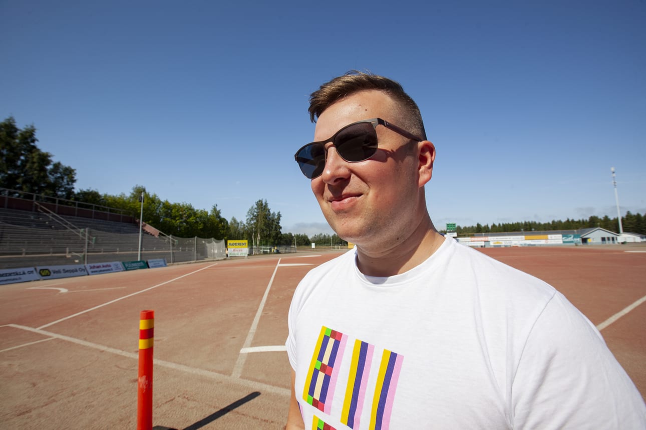 Teemu Ojalan selostus on tuonut uuden lisän jääkiekon ja pesäpallon fanikameralähetyksiin. Ojala lupaa, että kiekkoselostukset Raahe-Kiekon peleistä jatkuvat myös ensi kaudella.