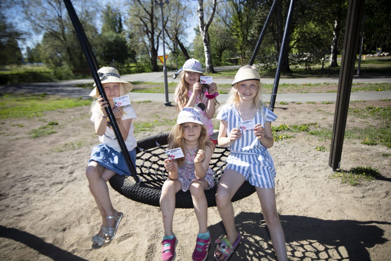 Kuvassa Matilda (7) Helsingistä, Helmi (8) ja Elli (6) Rovaniemeltä, sekä Elsa (10) Helsingistä.