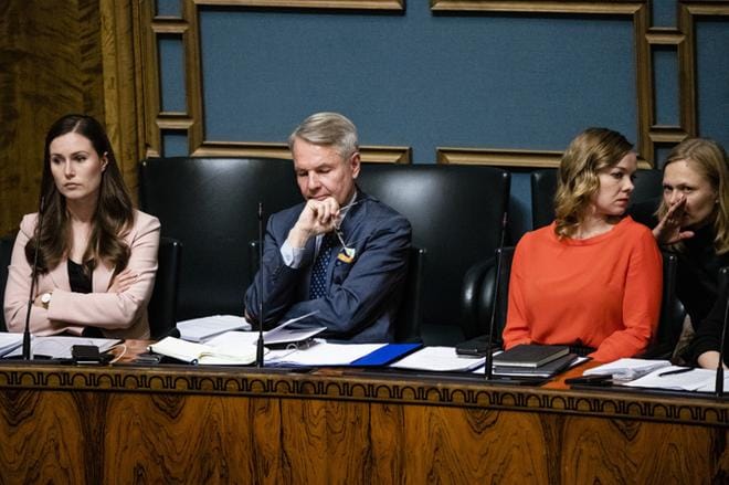 Pääministeri Sanna Marin ja ulkoministeri Pekka Haavisto olivat äänessä välikysymyskeskustelussa. Keskustan puheenjohtaja, valtiovarainministeri Katri Kulmuni ja keskustan tiede- ja kulttuuriministeri Hanna Kosonen eivät osallistuneet keskusteluun. KUVA: Joel Maisalmi
