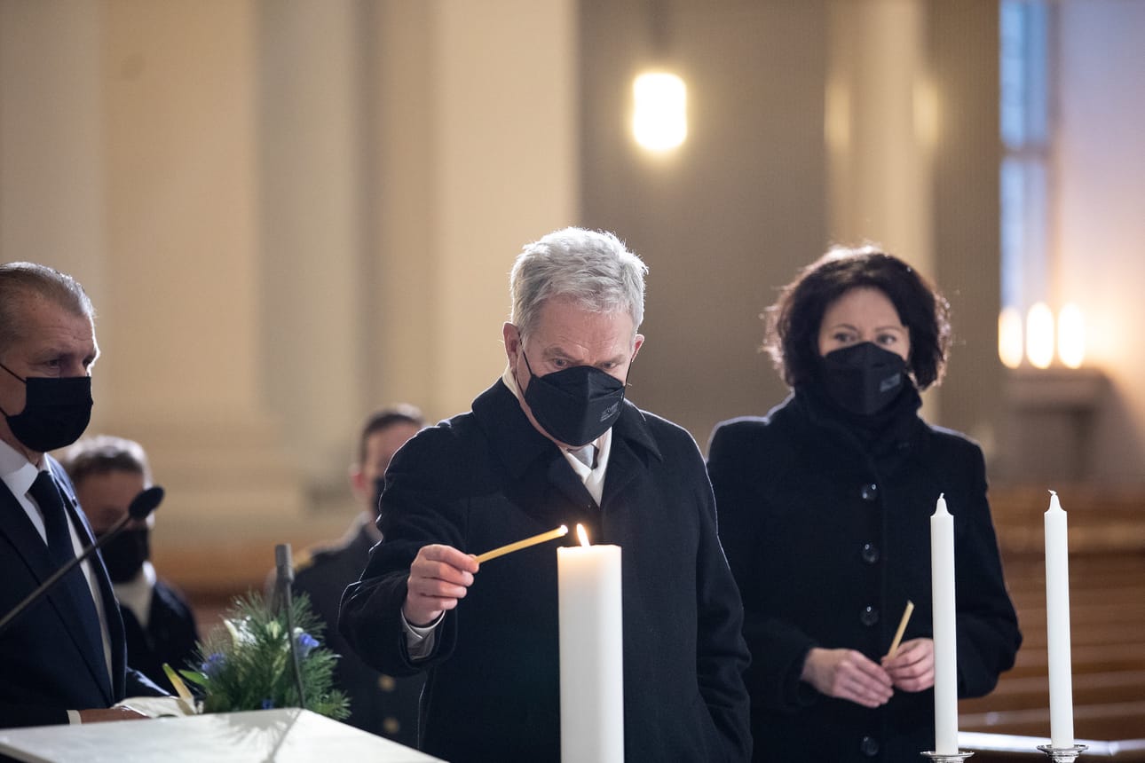 Presidentti Sauli Niinistö ja rouva Jenni Haukio sytyttivät kynttilät Helsingin Tuomiokirkossa itsenäisyyspäivänä.