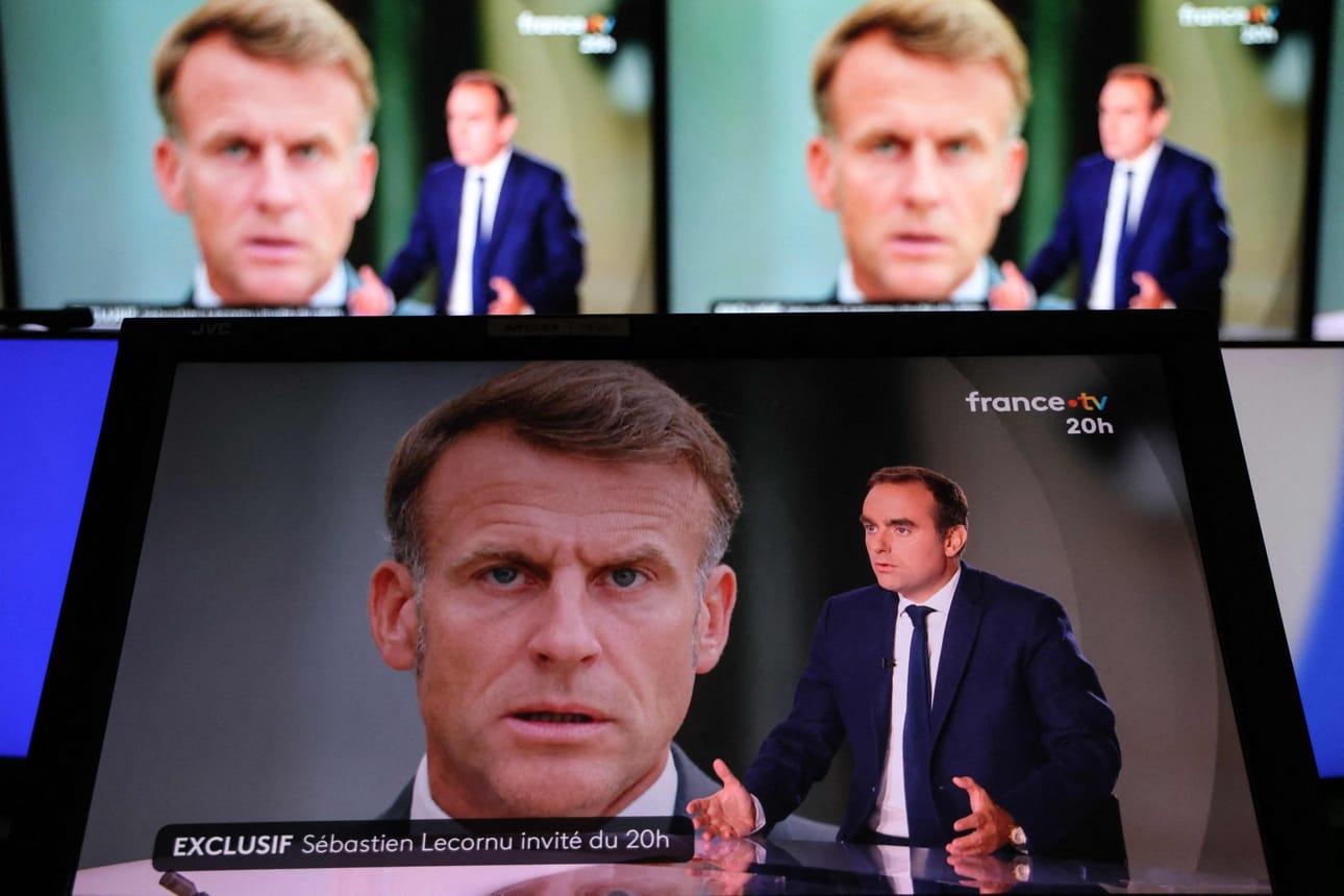 Ranskan eronnut pääministeri Sebastien Lecornu (oik.) puhui televisiohaastattelussa keskiviikkona. Taustalla kuvassa presidentti Emmanuel Macron. LEHTIKUVA/AFP