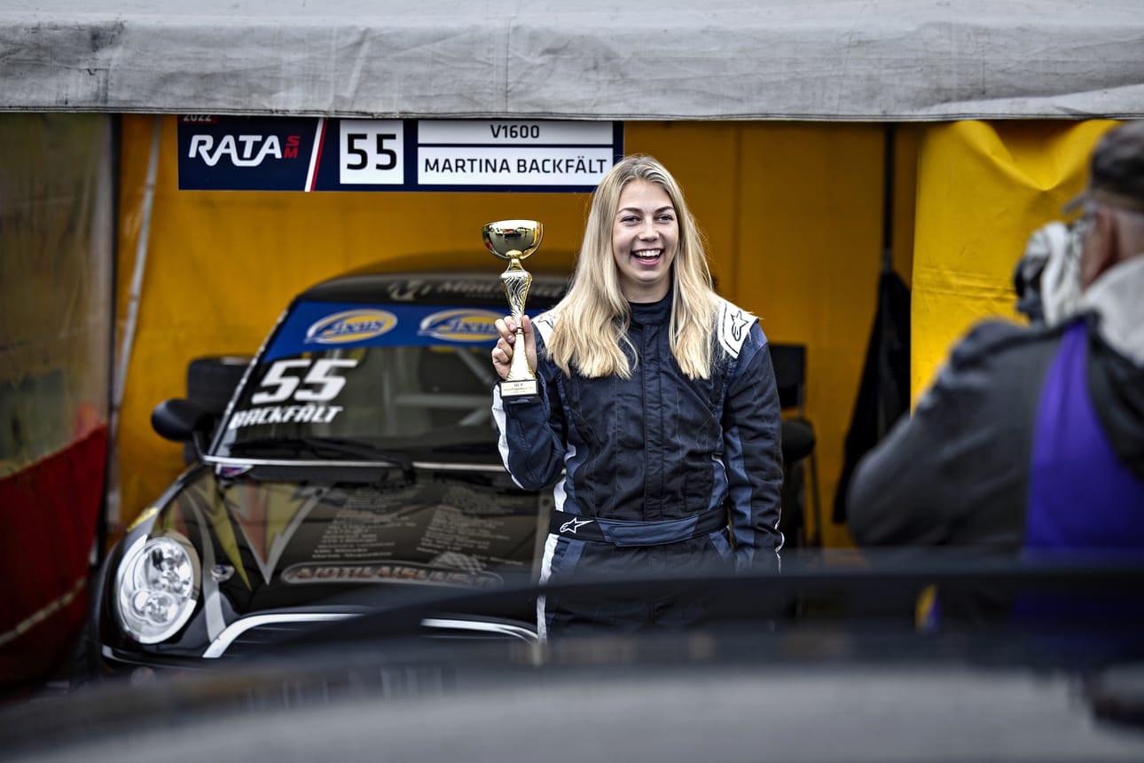 Martina Backfält oli iloinen kaasutellessaan V1600-luokassa Minillään sunnuntaina kolmanneksi.
