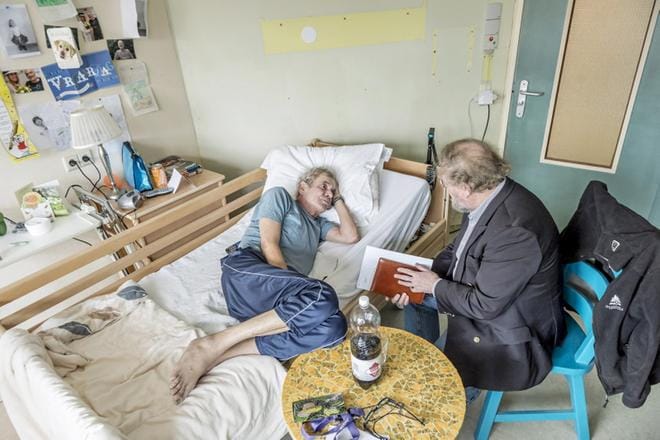 Lääkäri Gerrit Kimsma (oik.) on konsultaatiokäynnillä amsterdamilaisessa hoitokodissa. Hän arvioi, täyttääkö syöpää sairastavan miehen eutanasiapyyntö lain kriteerit. Mies ei halunnut nimeään julkisuuteen. Kuvat: Jori Liimatainen