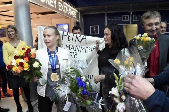 Petra Olli ja historiallinen painin MM-kulta pääsivät Suomen kamaralle perjantaina iltapäivällä. KUVA: Kimmo Penttinen.