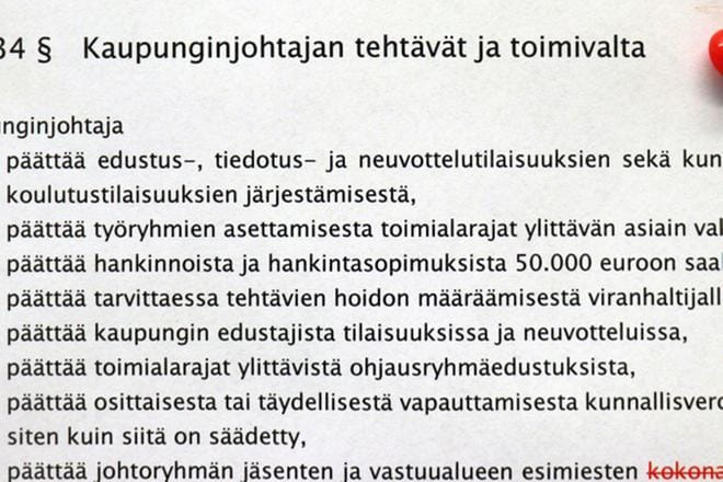 Kaupunginhallitus on työstänyt pitkään kaupungin johtamisessa keskeisen dokumentin, hallintosäännön, mittavaa kokonaisuudistusta. Esille on noussut työn edetessä asioita, joiden päivittämiseen velvoittaa muuttunut laki, mutta myös hallintosäännön muita olemassa olevia käytäntöjä, kuten oikeus päättää palkoista. Kaupunginvaltuusto päättää hallintosäännöstä ensi maanantaina.