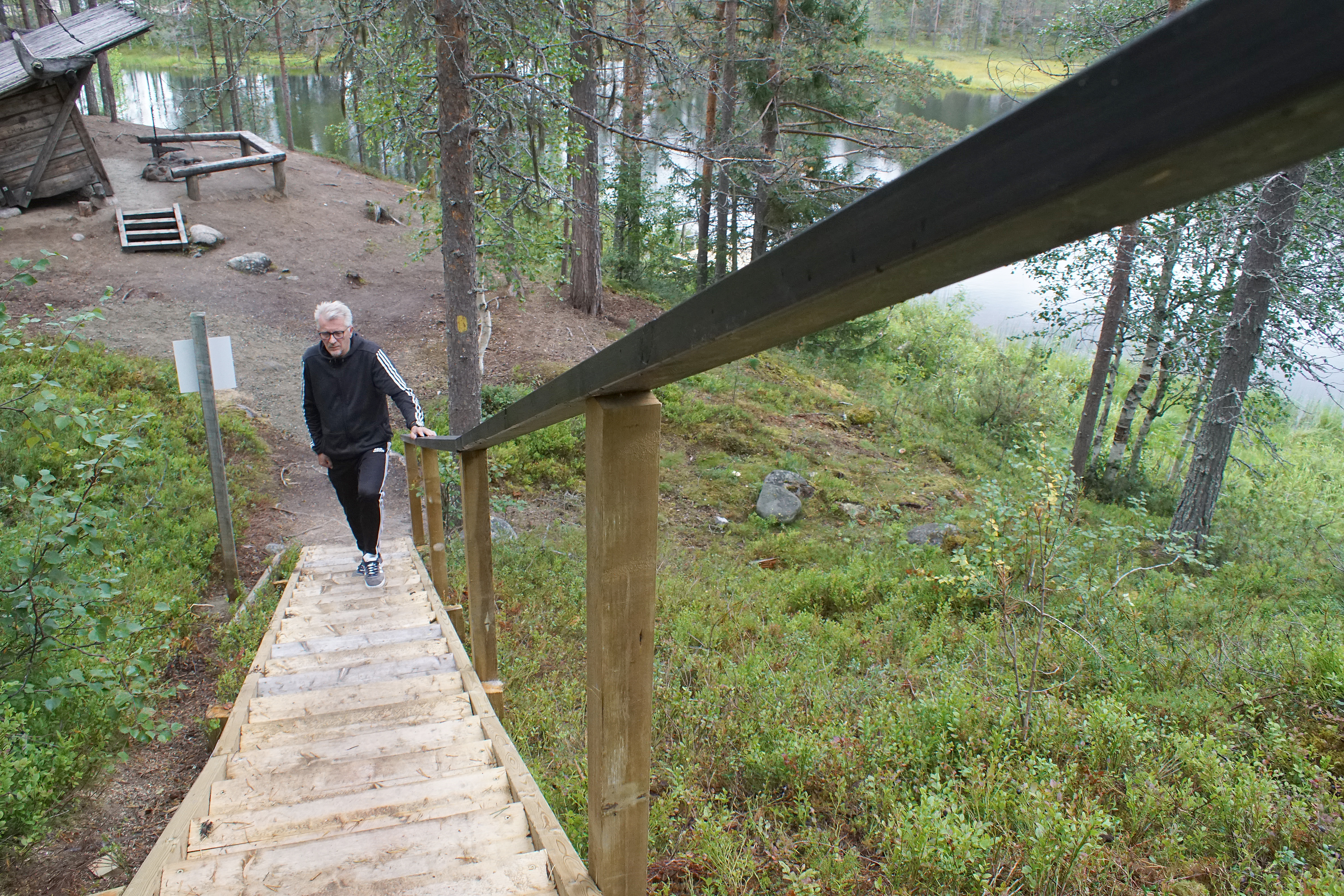 Jyrkän hiekkaharjun maastoa suojaamaan rakennetut portaat käyvät myös porrasjuoksuun, tietää puistomestari Raimo Moilanen.  