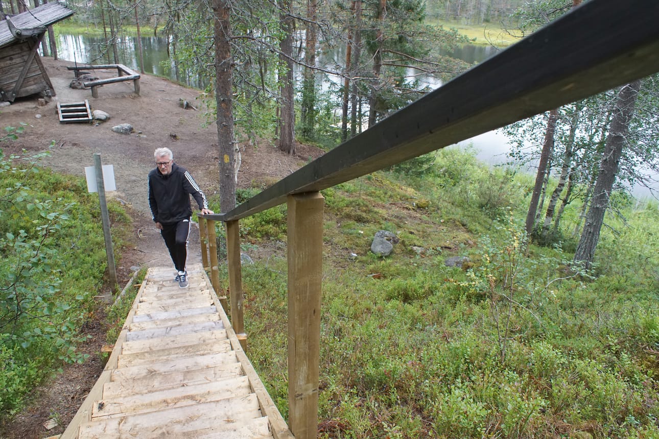 Jyrkän hiekkaharjun maastoa suojaamaan rakennetut portaat käyvät myös porrasjuoksuun, tietää puistomestari Raimo Moilanen.