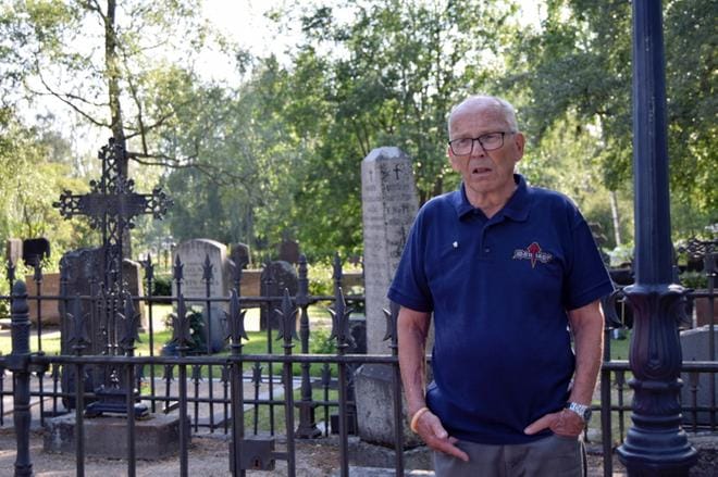 Henrik Hult opasti suomenkielisellä kierroksella Pietarsaaren vanhalla hautausmaalla ja kertoi samalla palan kaupungin historiaa. KUVAT: ANITA SALMI