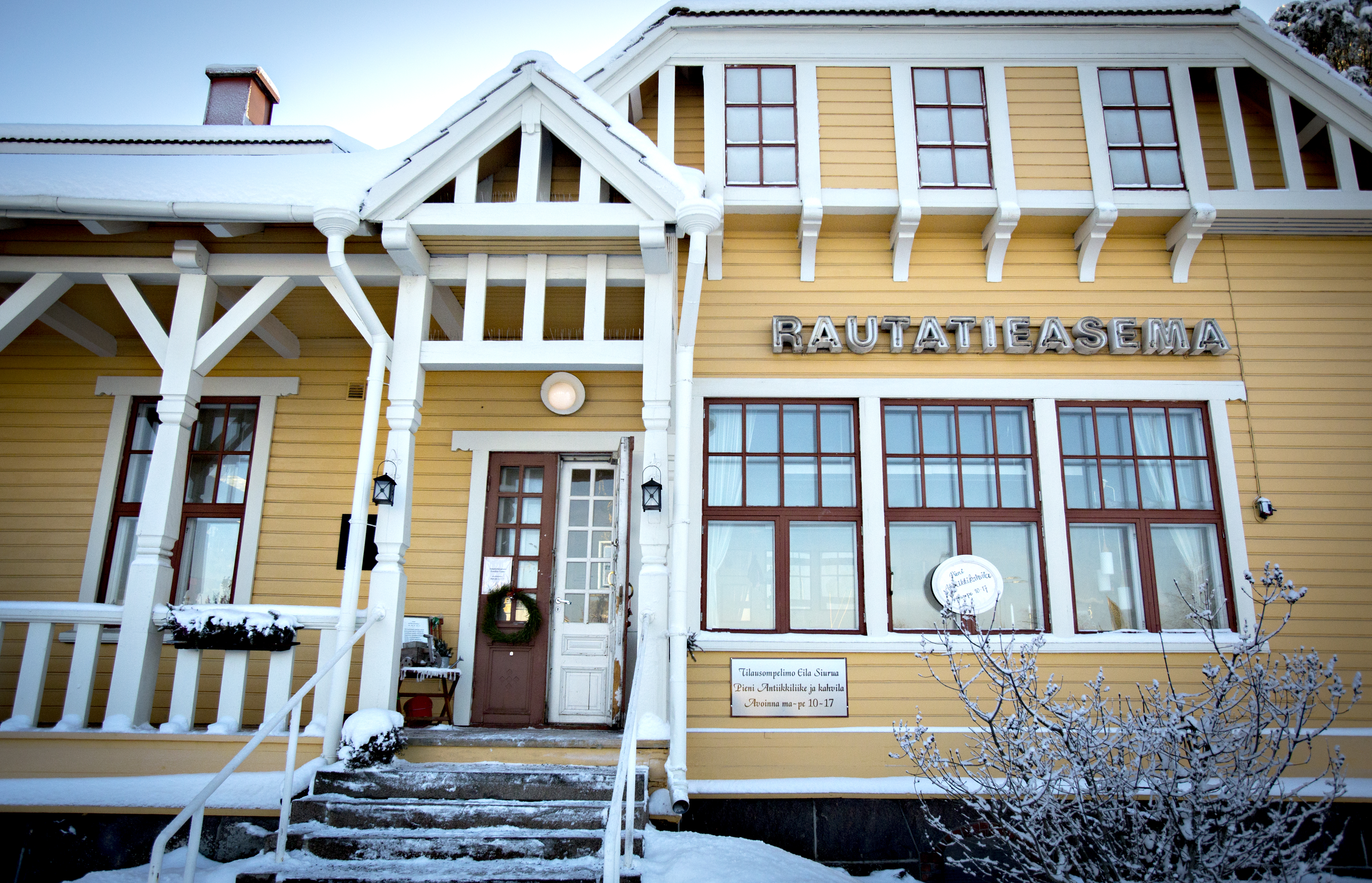 Asemarakennuksessa on käsityöläiskaupan lisäksi myös antiikkikahvila ja ompelimo, ja pian siinä pidetään Pro Agrian toimiston avajaiset.