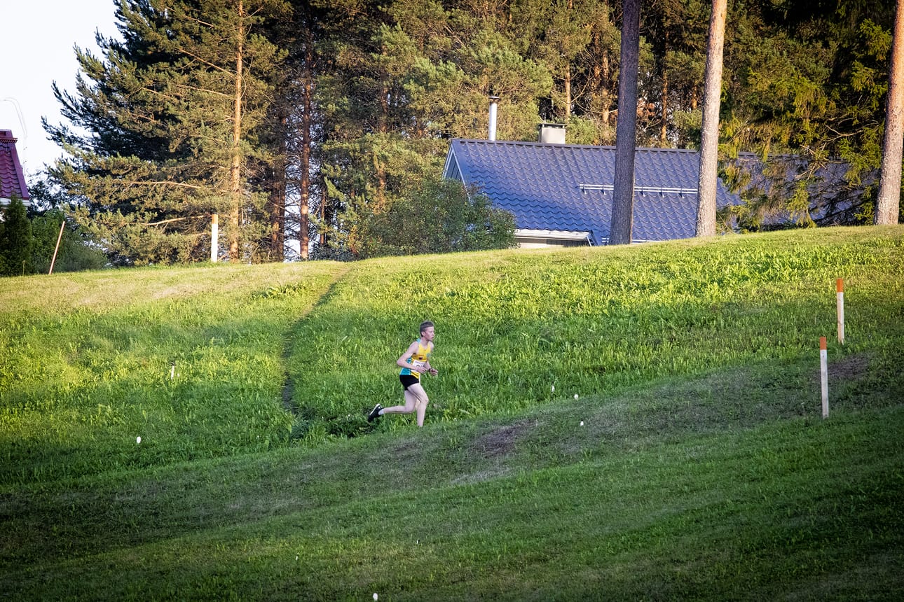 Ikäluokkansa Suomen huipulla oleva Limingan Niittomiesten Aarre Paukkeri viiletti yksin kärjessä.