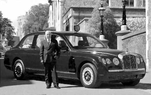 Lahja-auto. Britit muistavat kuningatartaan monin tavoin tämän juhlavuoden aikana. Tämä auto on merkiltään Bentley.