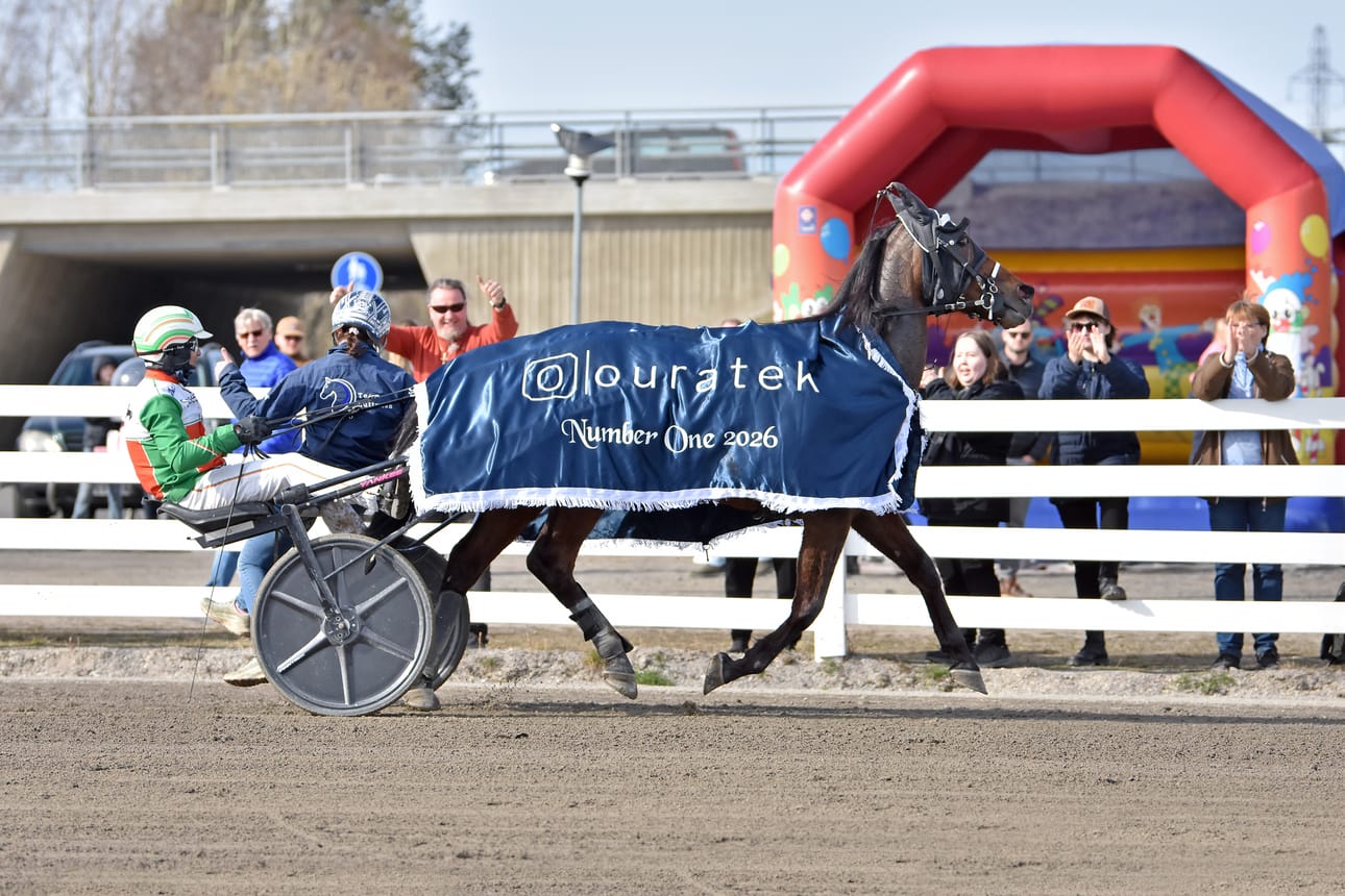 Ville Pohjola ajoi Time Matchin Äimäraution Number Onen voittoon. Rattailla voiton jälkeen kyydissä myös valmentaja Janita Luttunen.