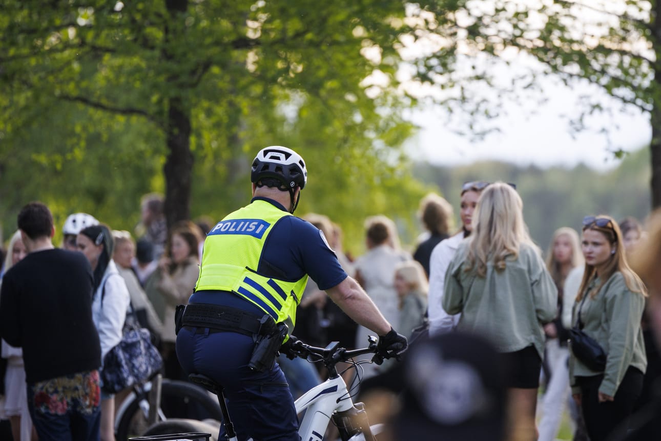 Poliisi partioi näkyvästi Kiikelissä.