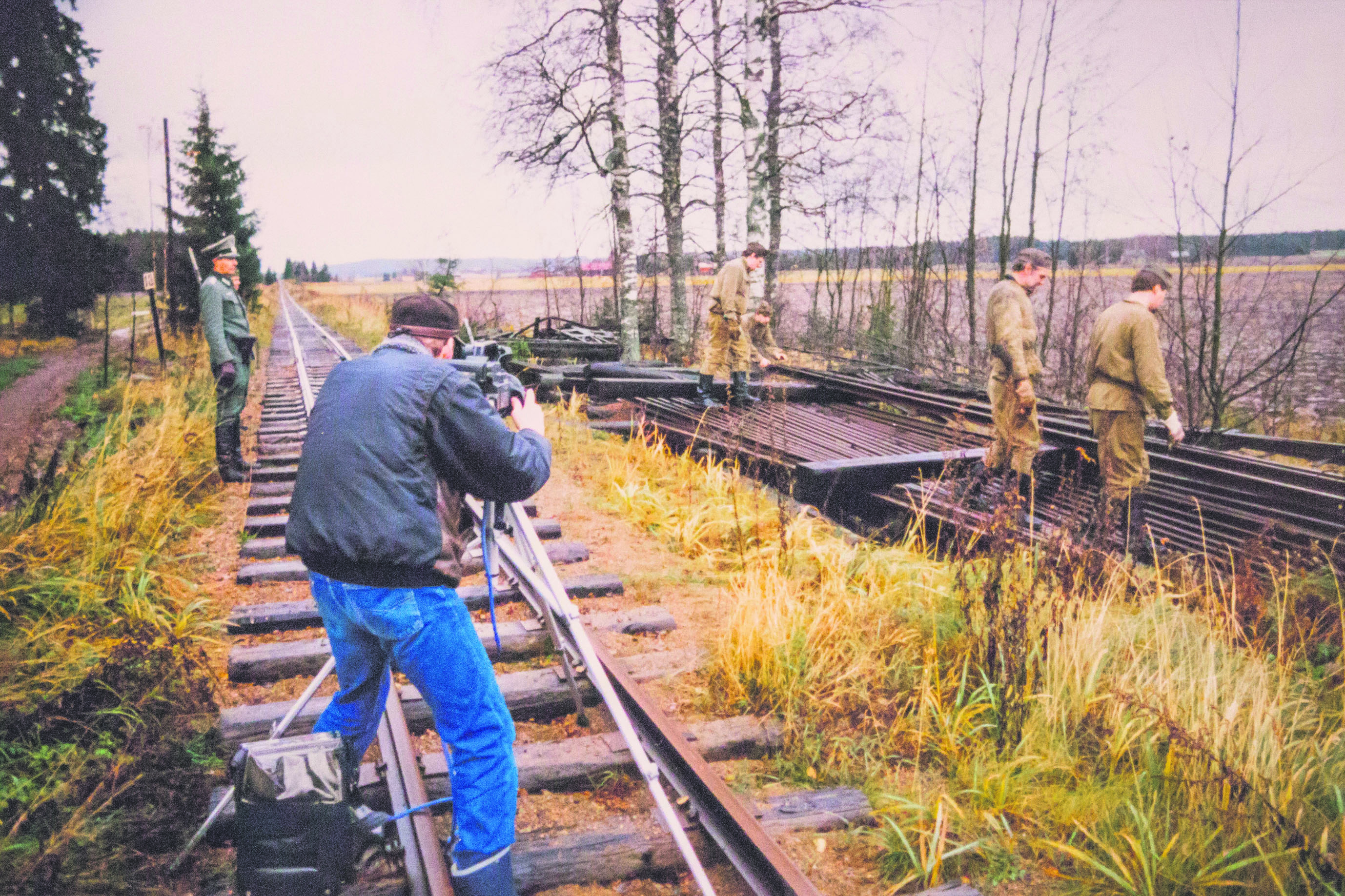 Timo Koiviston varaston uumenista löytyy monia mielenkiintoisia asuja. Rähinäremmillä on oma paikkansa (kuva vasemmalla). Myös venäläissotilaiden asuja löytyy (kuva keskellä). Lottapuvuissa käytettävät mitalit ovat aitoja.