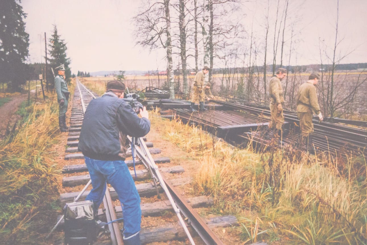 Timo Koiviston varaston uumenista löytyy monia mielenkiintoisia asuja. Rähinäremmillä on oma paikkansa (kuva vasemmalla). Myös venäläissotilaiden asuja löytyy (kuva keskellä). Lottapuvuissa käytettävät mitalit ovat aitoja.