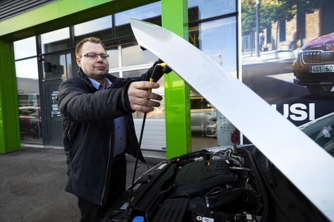 Kaasuauton ulkonäkö ja käyttö eivät juuri poikkea tavallisesta polttomoottoriautosta, kertoo kaasuautoja työkseen myyvä Lars Thölix autoliike Rinta-Joupilta. Tämä Skodan kaasuauto kulkee yhdellä kaasutankkauksella 360 kilometriä ja kaasun loputtua vielä 150 kilometriä bensalla. KUVAT: JARNO PELLINEN