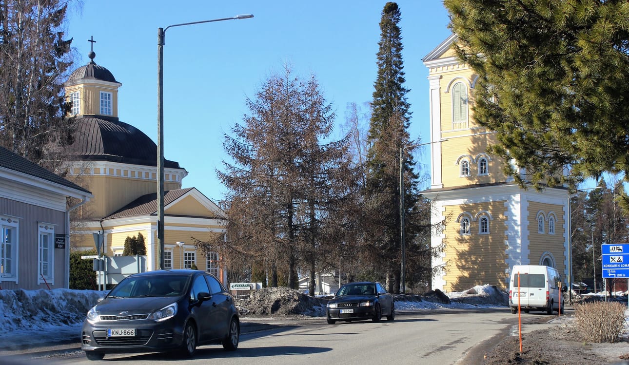 Isojoella tulee lisää sähköntuotantoa, jos aurinkovoimaloita rakennetaan. Tuulimyllyjä on jo paljon.