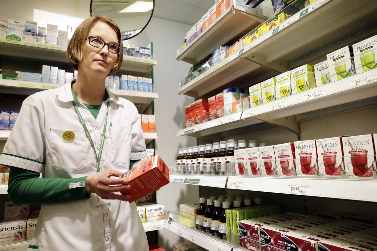 ”Lapsille suositellaan yskänlääkkeitä vain tarpeeseen ja huolellisen tilannekartoituksen jälkeen”, kertoo farmaseutti Kirsi Karhu Yliopiston Apteekista. Karhu suosittelee lasten yskän hoitoon ensisijaisesti höyryhengitystä ja lämmintä juomaa.