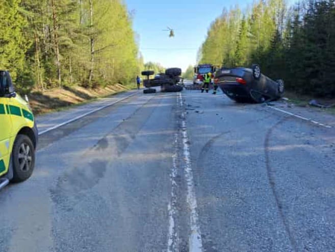 Traktori ja henkilöauto kolaroivat Alahärmässä 18.5.2024.